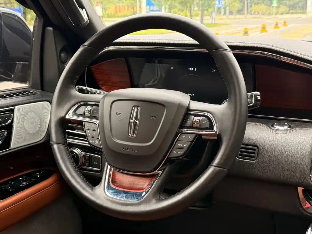 Lincoln Navigator — фото 11