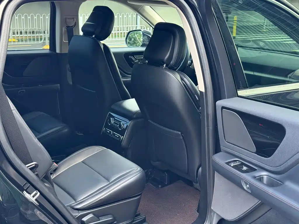 Lincoln Aviator — фото 11