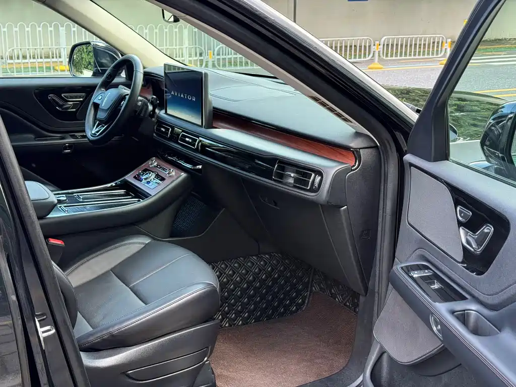 Lincoln Aviator — фото 10