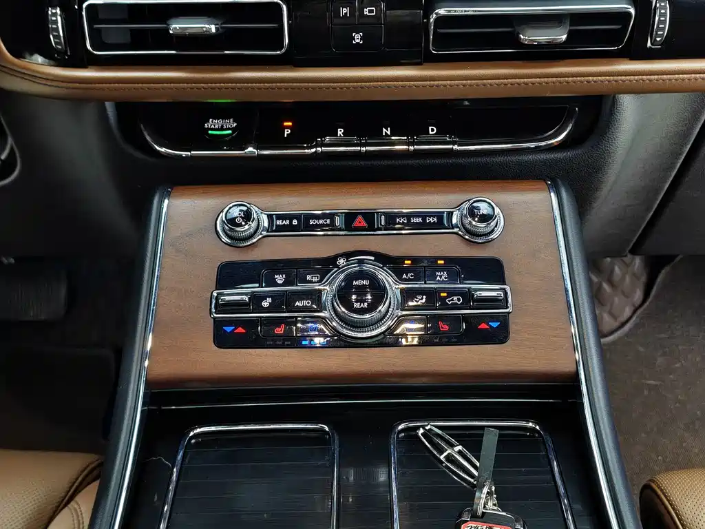 Lincoln Aviator — фото 14