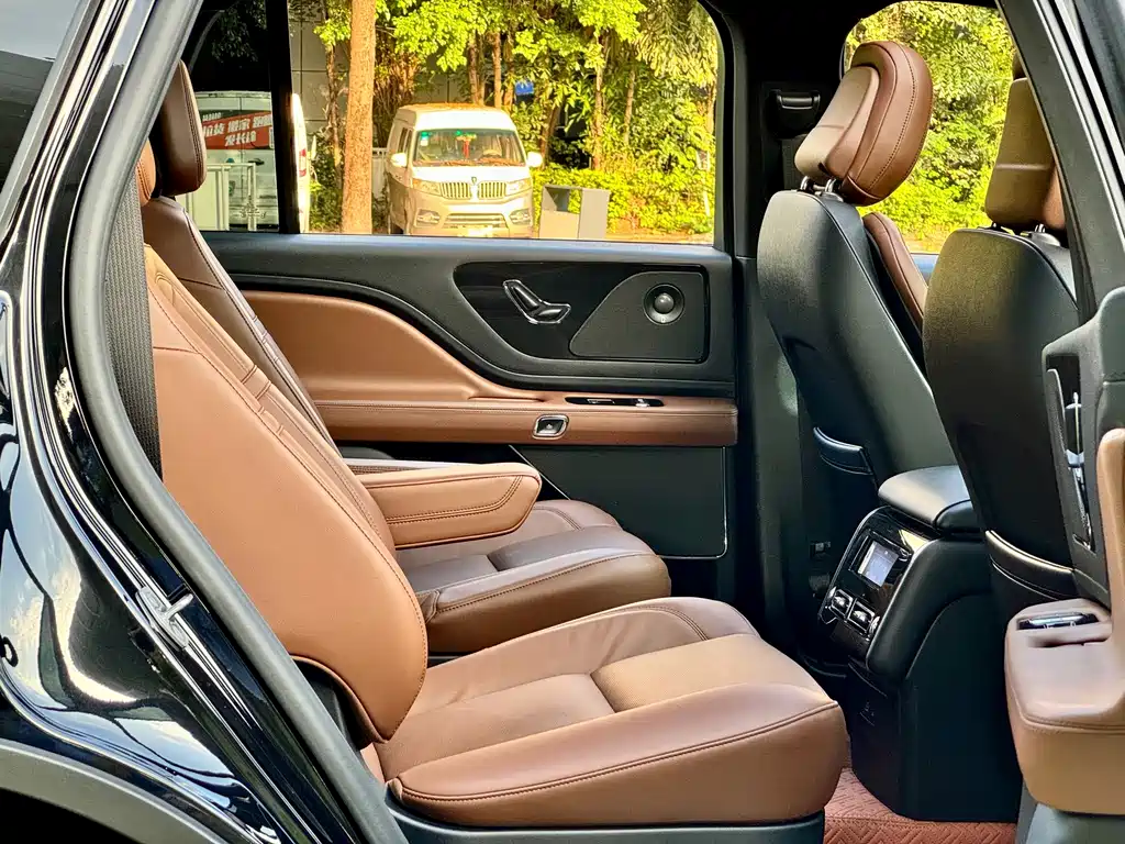 Lincoln Aviator — фото 9