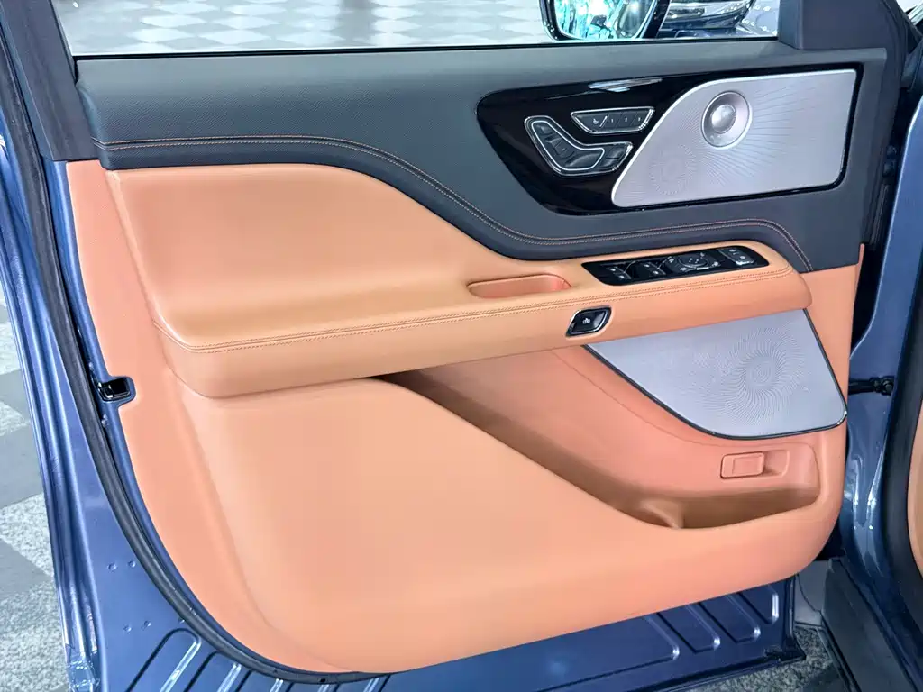 Lincoln Aviator — фото 11