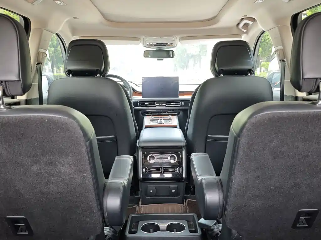 Lincoln Aviator — фото 14