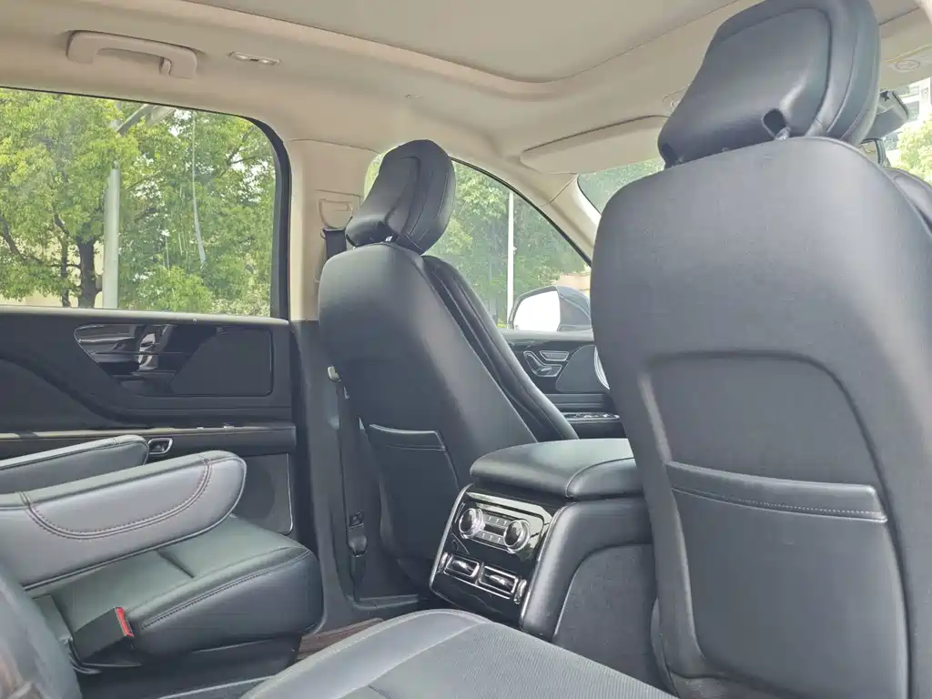 Lincoln Aviator — фото 15