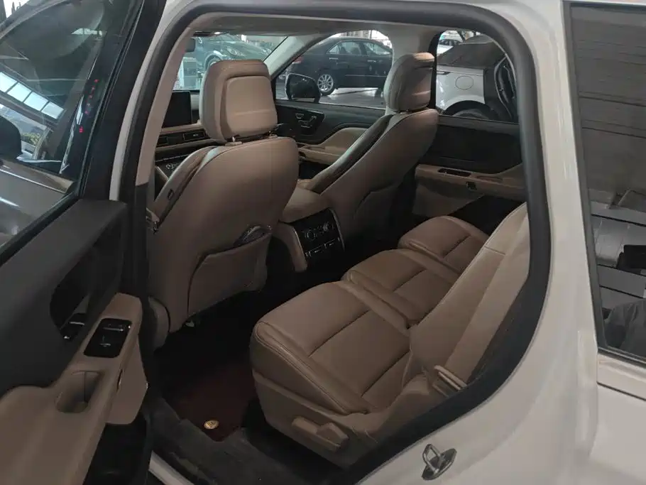 Lincoln Aviator (Import) — фото 11