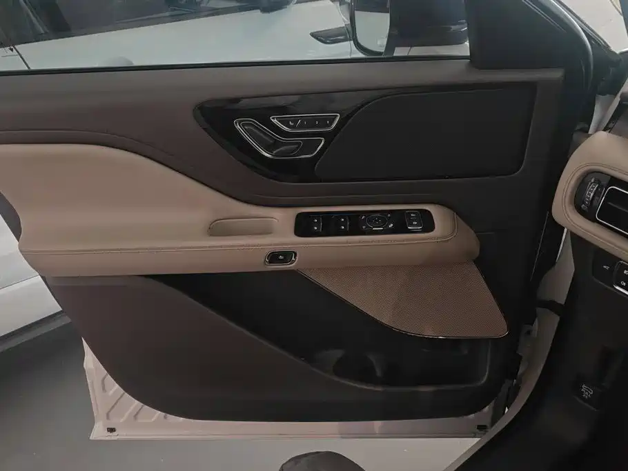 Lincoln Aviator (Import) — фото 7