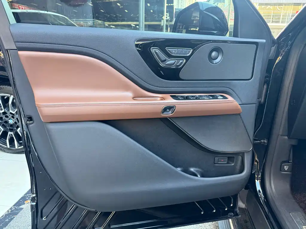 Lincoln Aviator — фото 14