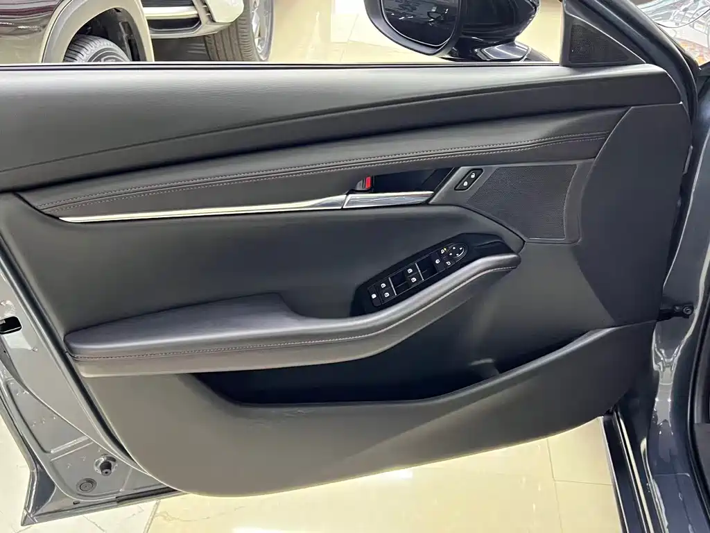Mazda 3 Axela — фото 15