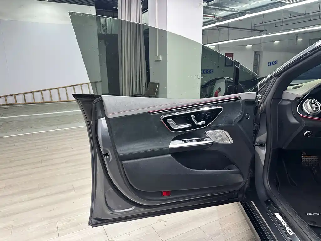 Mercedes-Benz EQE AMG — фото 13