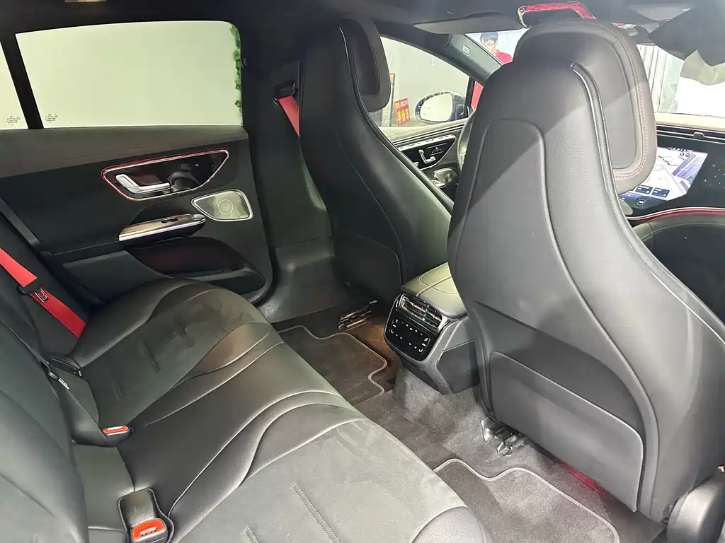 Mercedes-Benz EQE AMG — фото 17