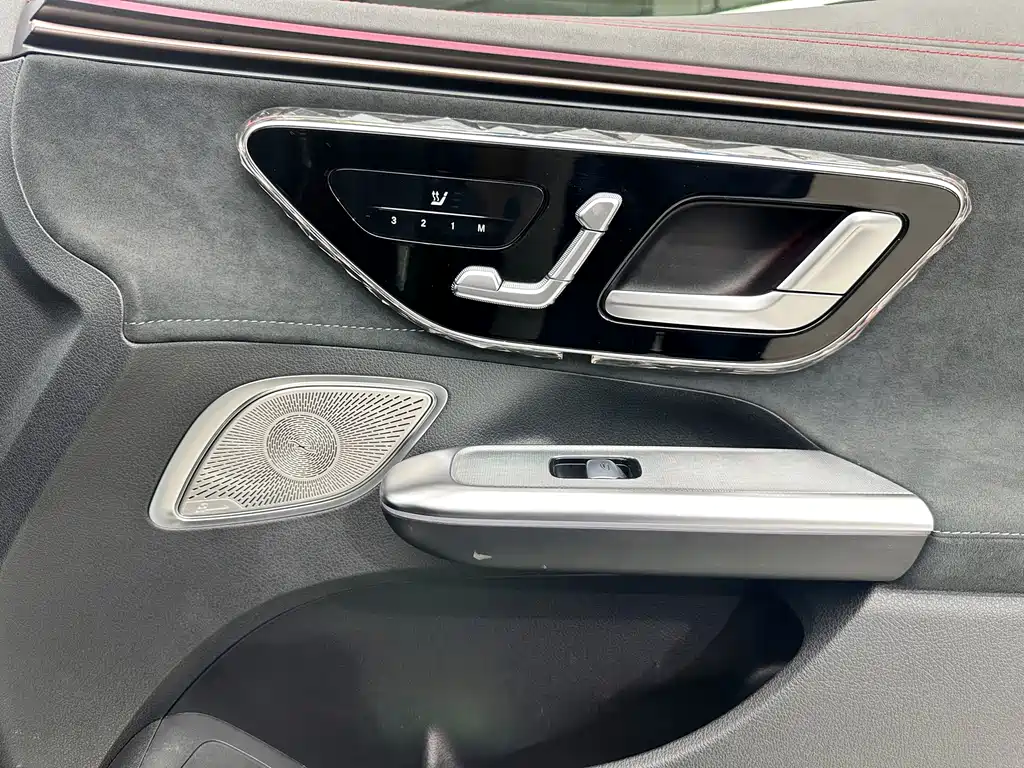 Mercedes-Benz EQE AMG — фото 18