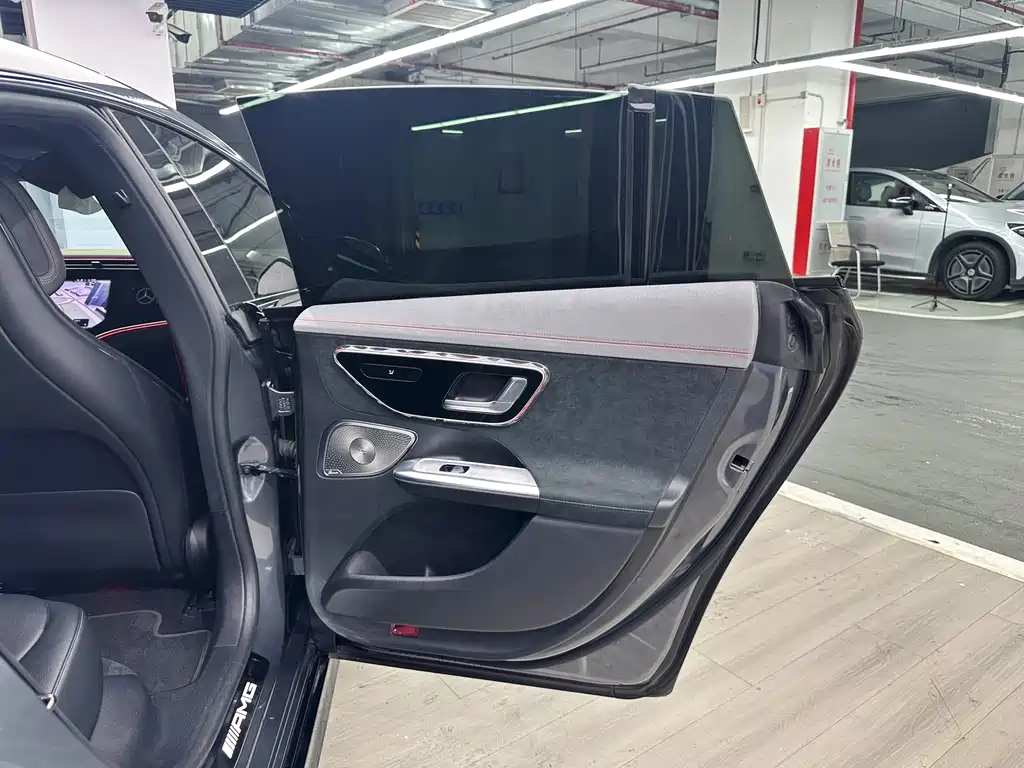 Mercedes-Benz EQE AMG — фото 10