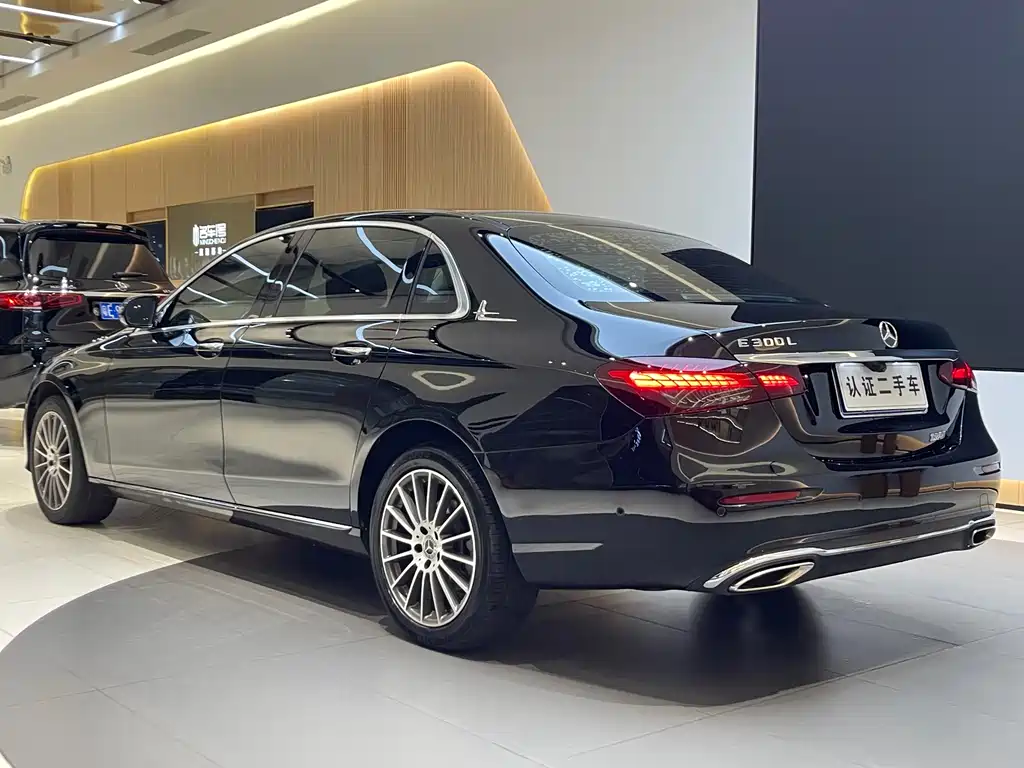 Mercedes-Benz E-Class — фото 21