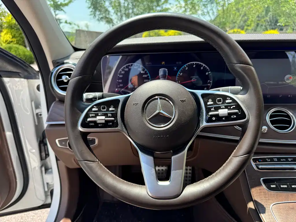Mercedes-Benz E-Class — фото 14