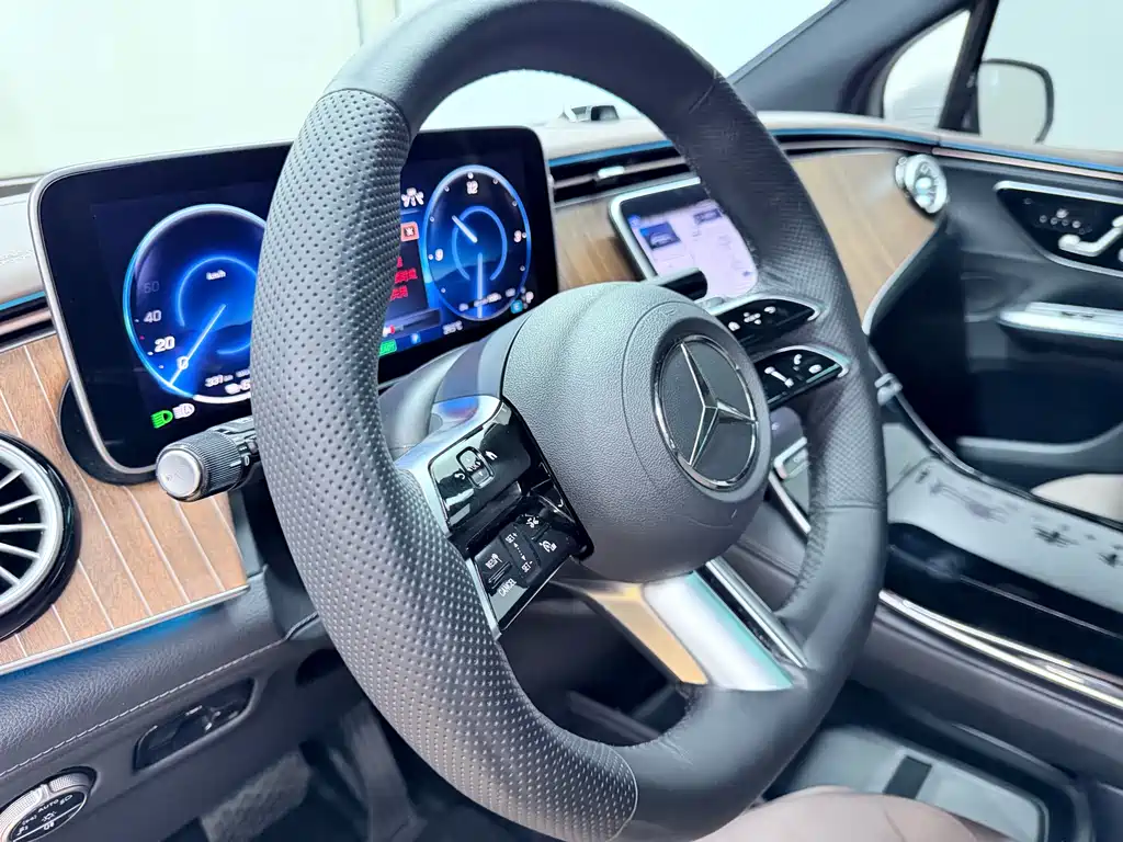 Mercedes-Benz EQE SUV — фото 17