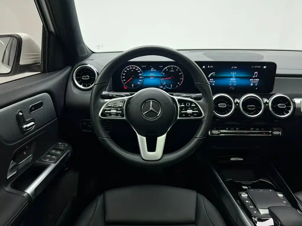 Mercedes-Benz GLB — фото 18
