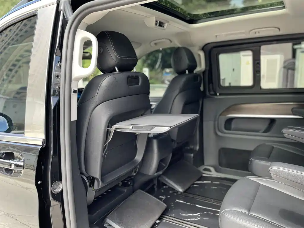 Mercedes-Benz V-Class — фото 14