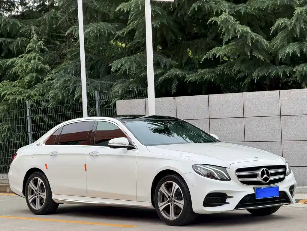 Mercedes-Benz E-Class — фото 2