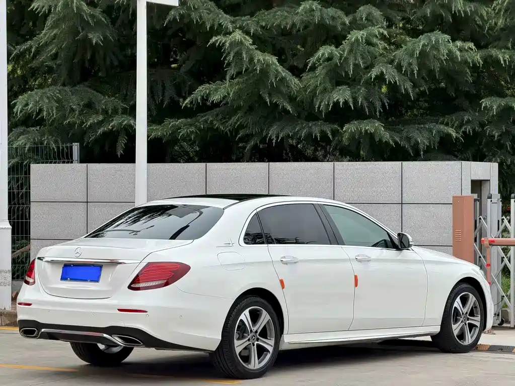 Mercedes-Benz E-Class — фото 14