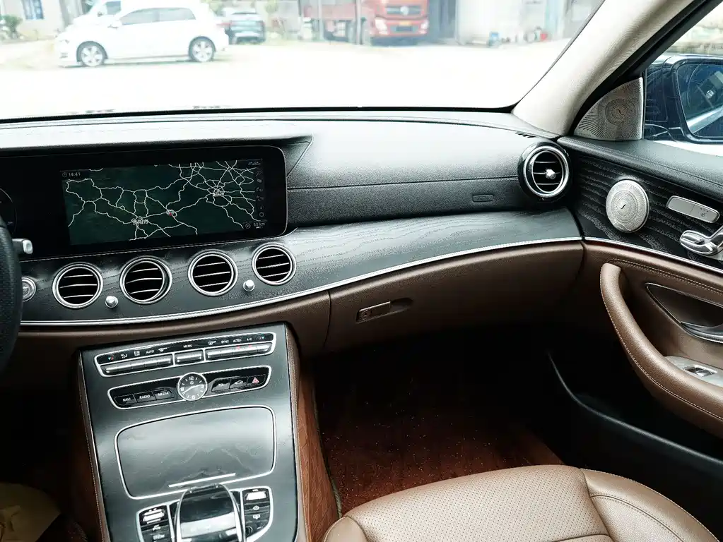 Mercedes-Benz E-Class — фото 14
