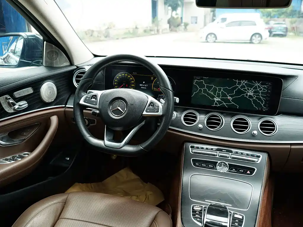 Mercedes-Benz E-Class — фото 15