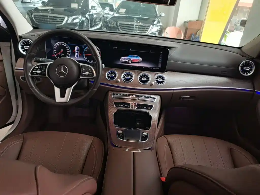 Mercedes-Benz E-Class — фото 10