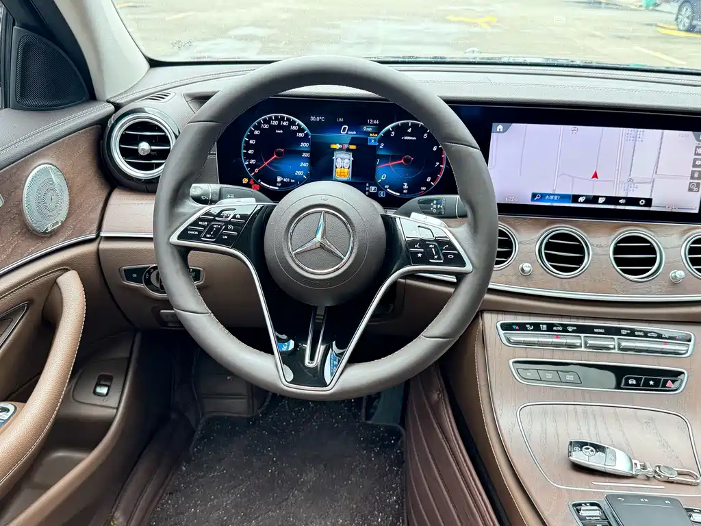 Mercedes-Benz E-Class — фото 6