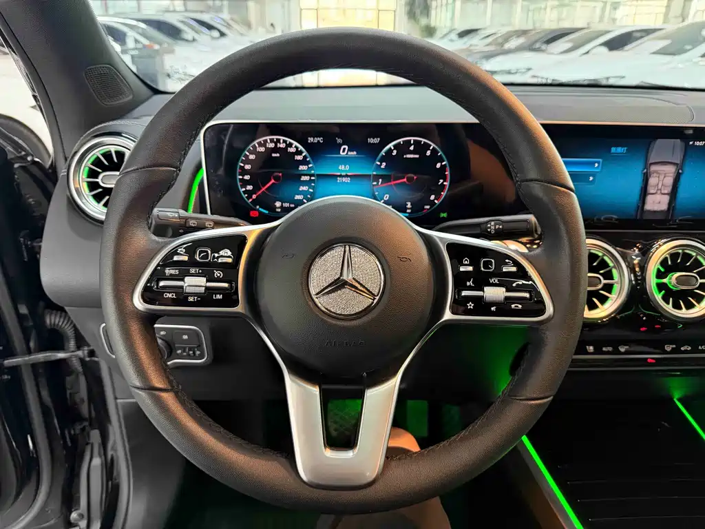 Mercedes-Benz GLB — фото 11