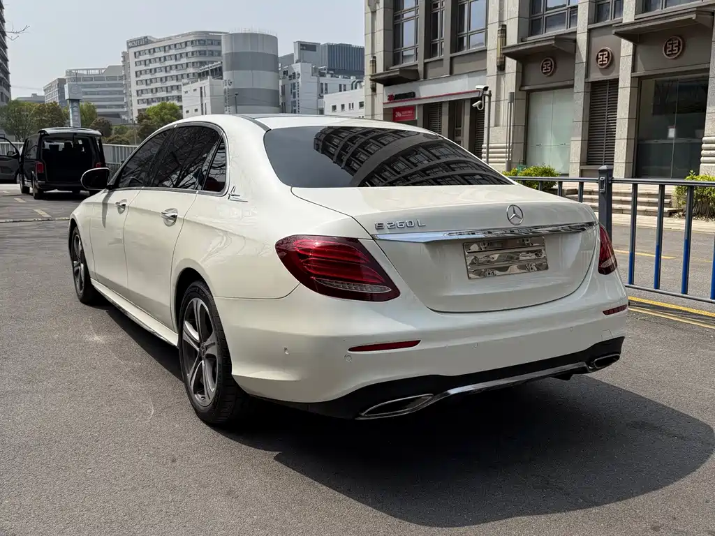 Mercedes-Benz E-Class — фото 10