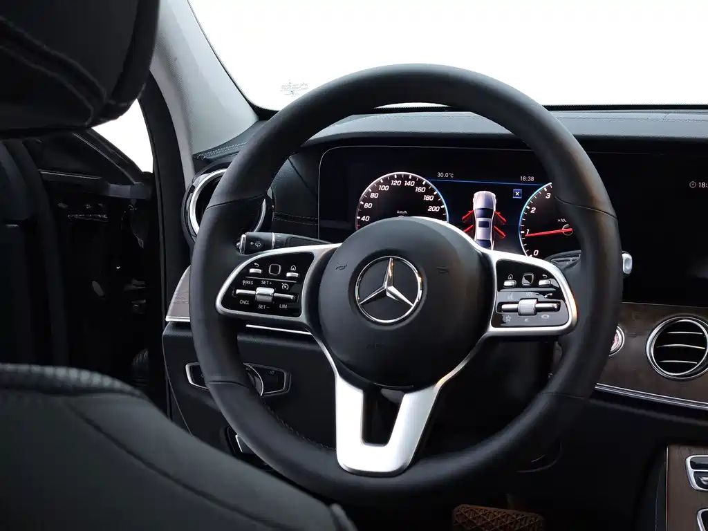 Mercedes-Benz E-Class — фото 11