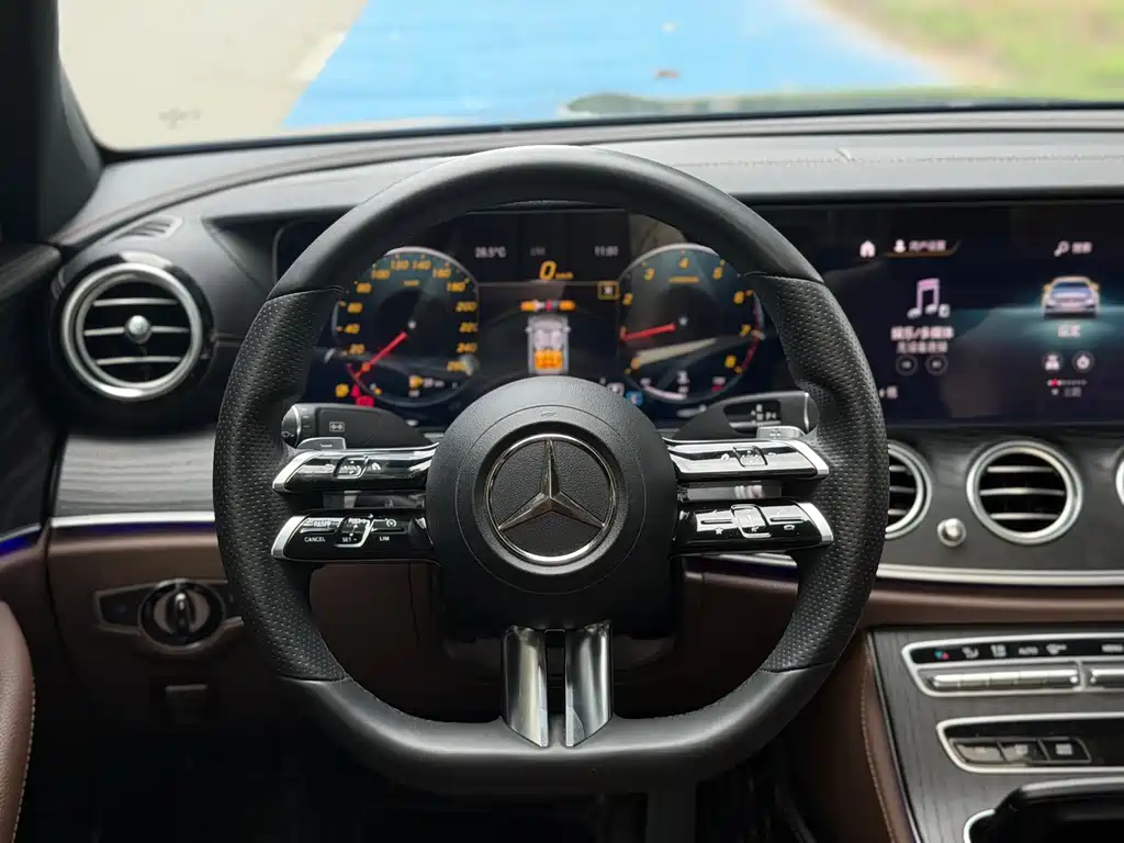 Mercedes-Benz E-Class — фото 13