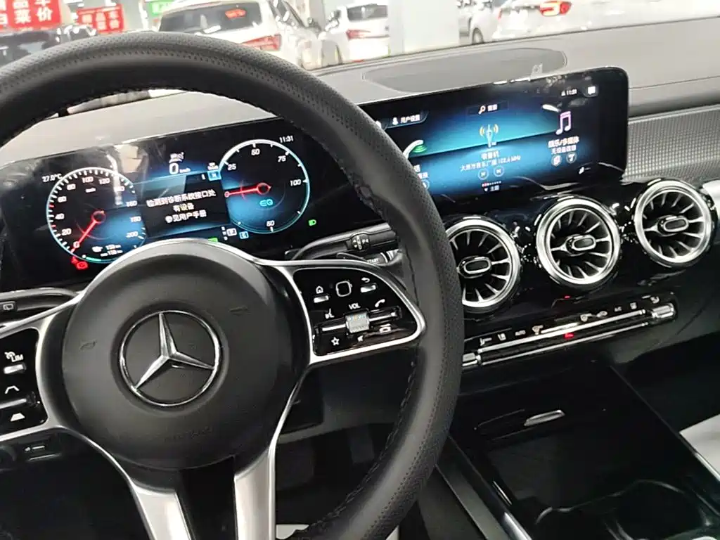 Mercedes-Benz EQB — фото 14