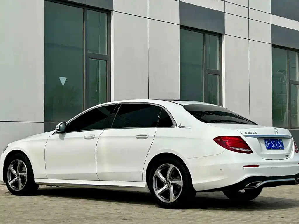 Mercedes-Benz E-Class — фото 9
