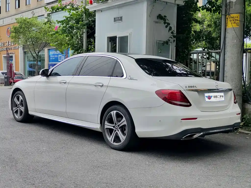 Mercedes-Benz E-Class — фото 4