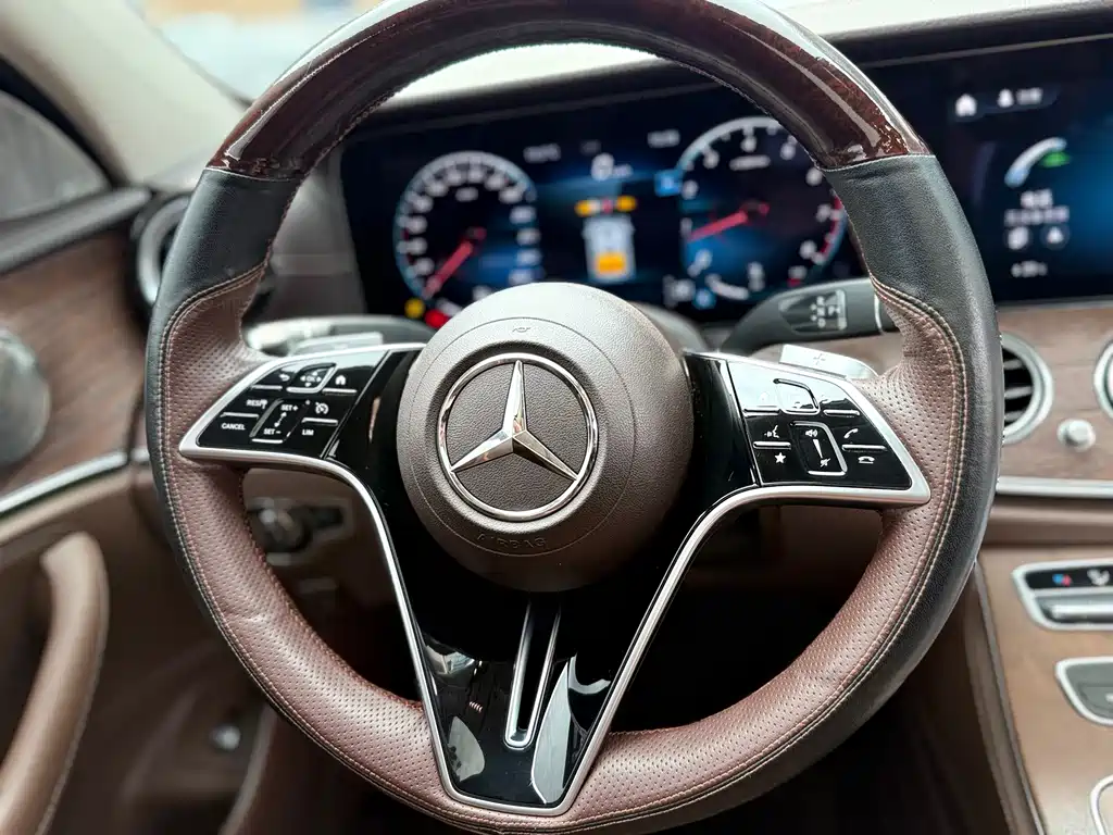 Mercedes-Benz E-Class — фото 15