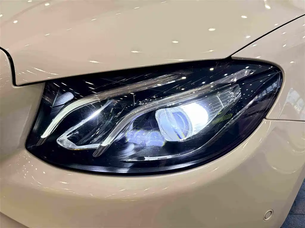 Mercedes-Benz E-Class — фото 14