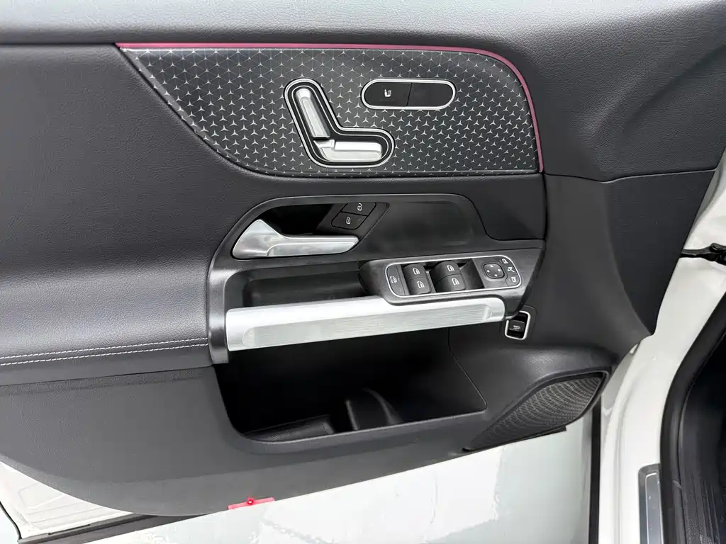 Mercedes-Benz EQB — фото 11