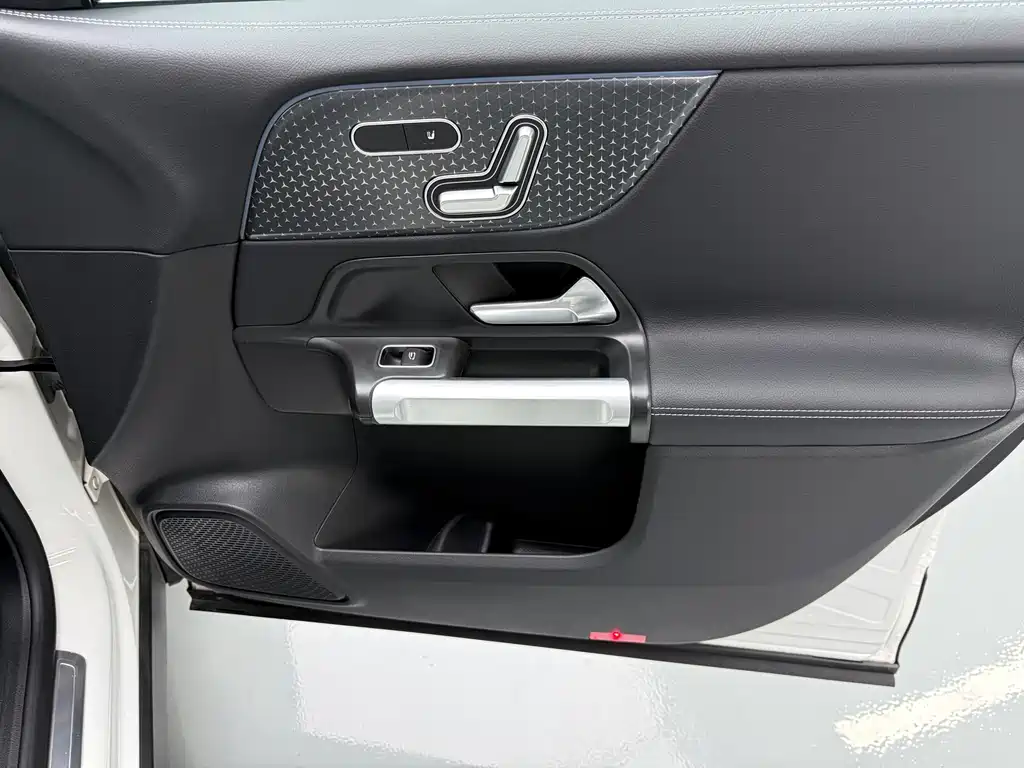 Mercedes-Benz EQB — фото 10