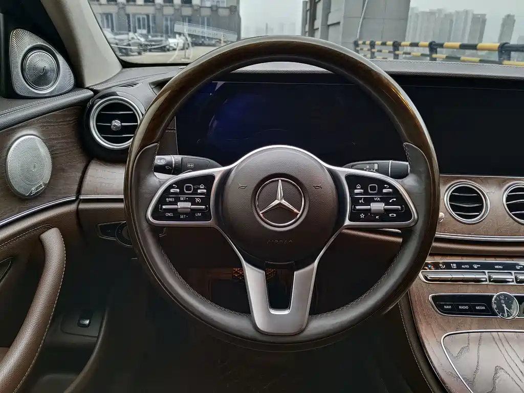 Mercedes-Benz E-Class — фото 11