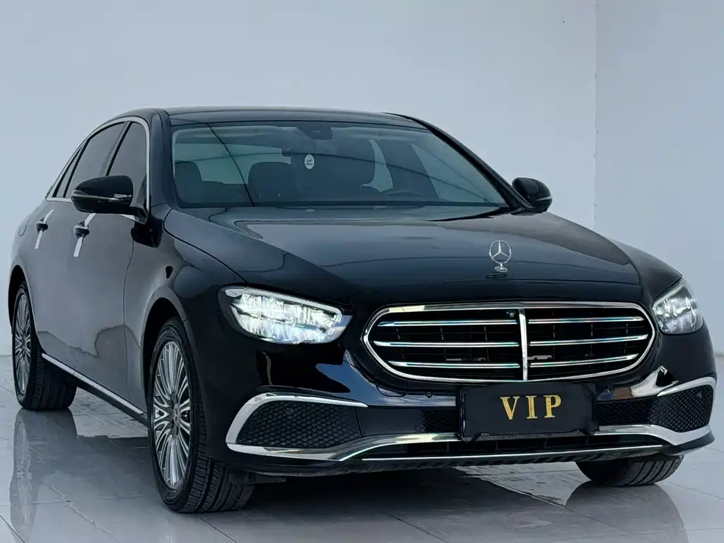 Mercedes-Benz E-Class — фото 1