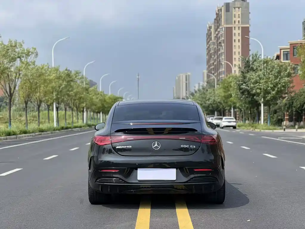 Mercedes-Benz EQE AMG — фото 9