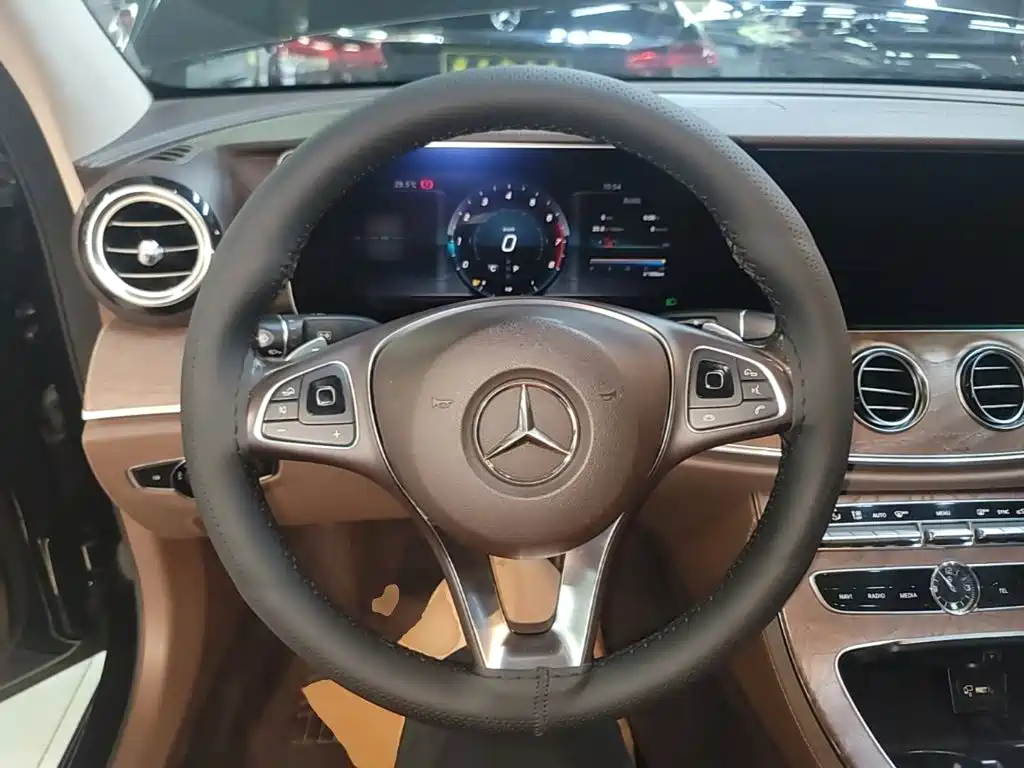Mercedes-Benz E-Class — фото 11