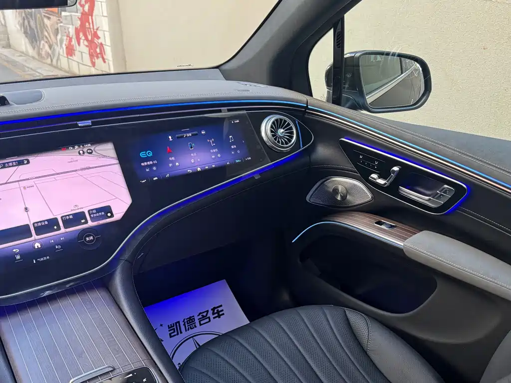 Mercedes-Benz EQS SUV — фото 13