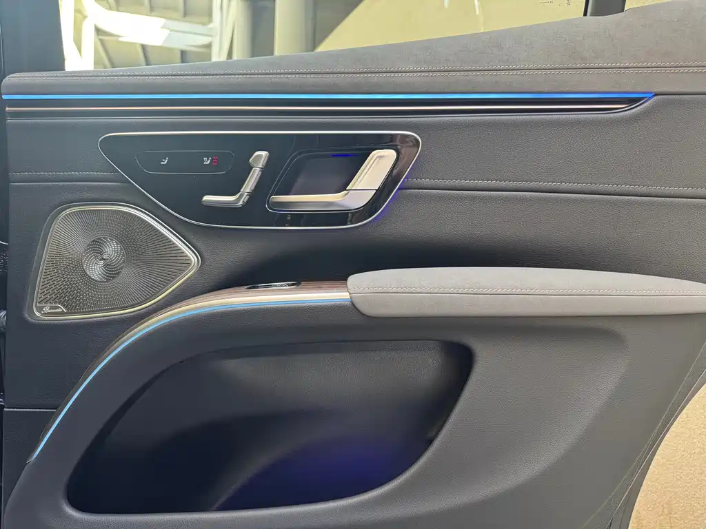 Mercedes-Benz EQS SUV — фото 17