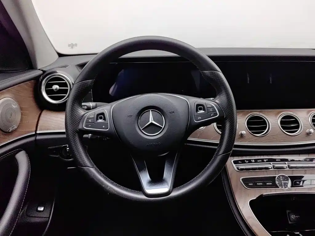 Mercedes-Benz E-Class — фото 11