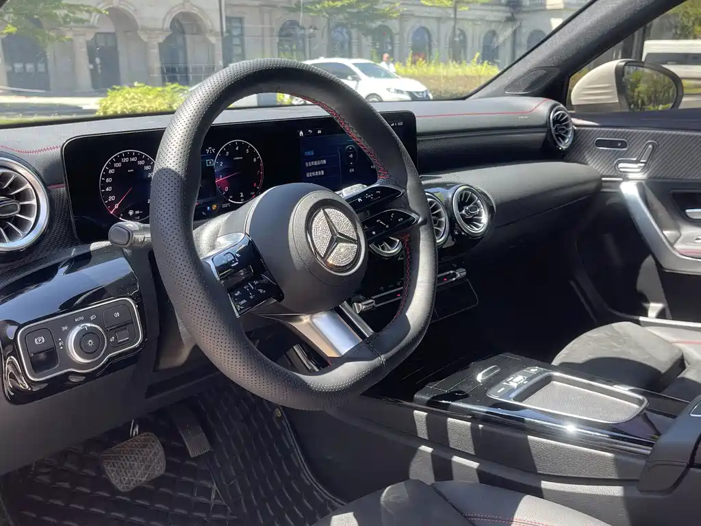Mercedes-Benz A-Class — фото 11