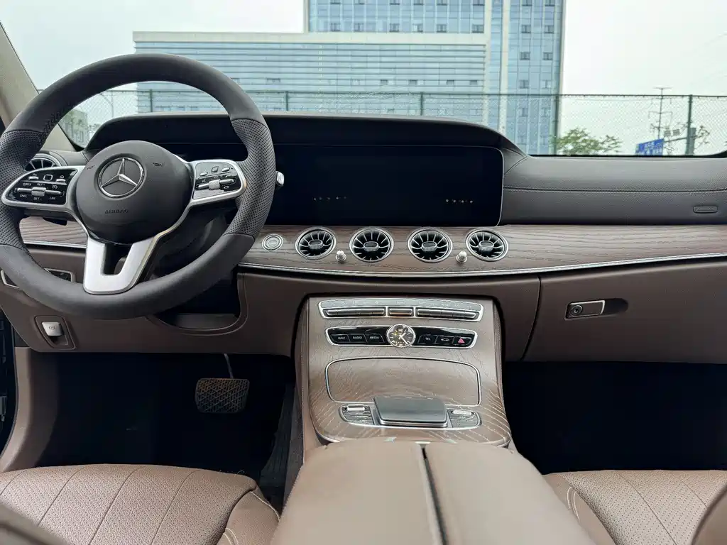Mercedes-Benz E-Class — фото 11