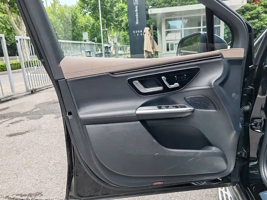 Mercedes-Benz EQE SUV — фото 11