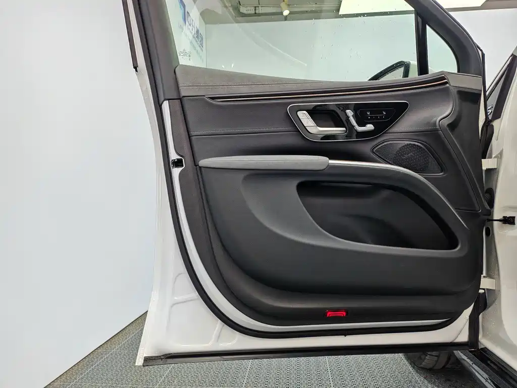 Mercedes-Benz EQS SUV — фото 13
