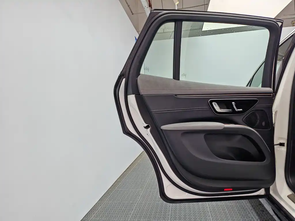 Mercedes-Benz EQS SUV — фото 14